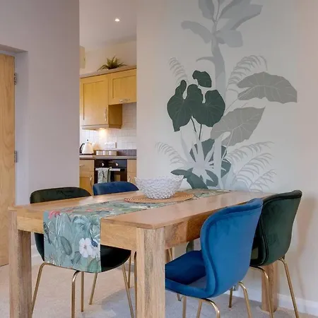 Stylish Modern Town Centre Flat Apartment Carterton Exterior photo