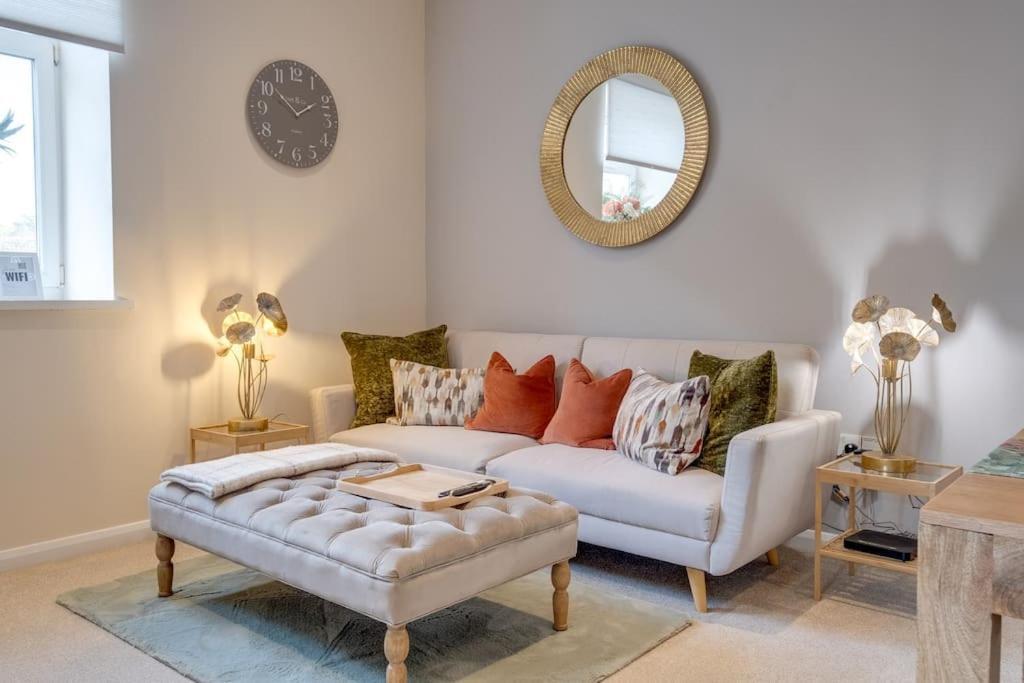 Stylish Modern Town Centre Flat Apartment Carterton