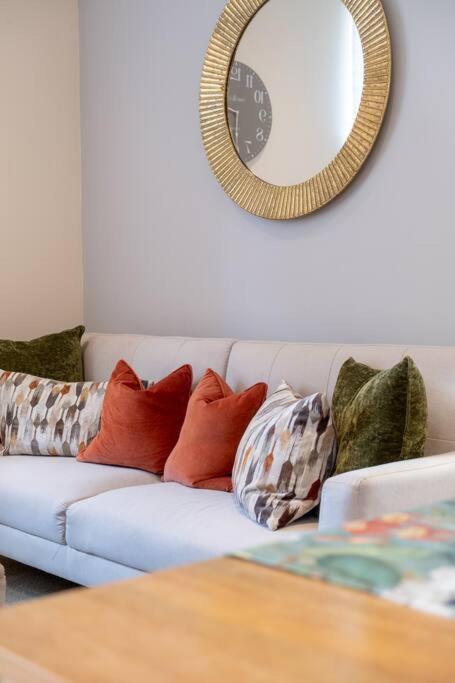Stylish Modern Town Centre Flat Carterton