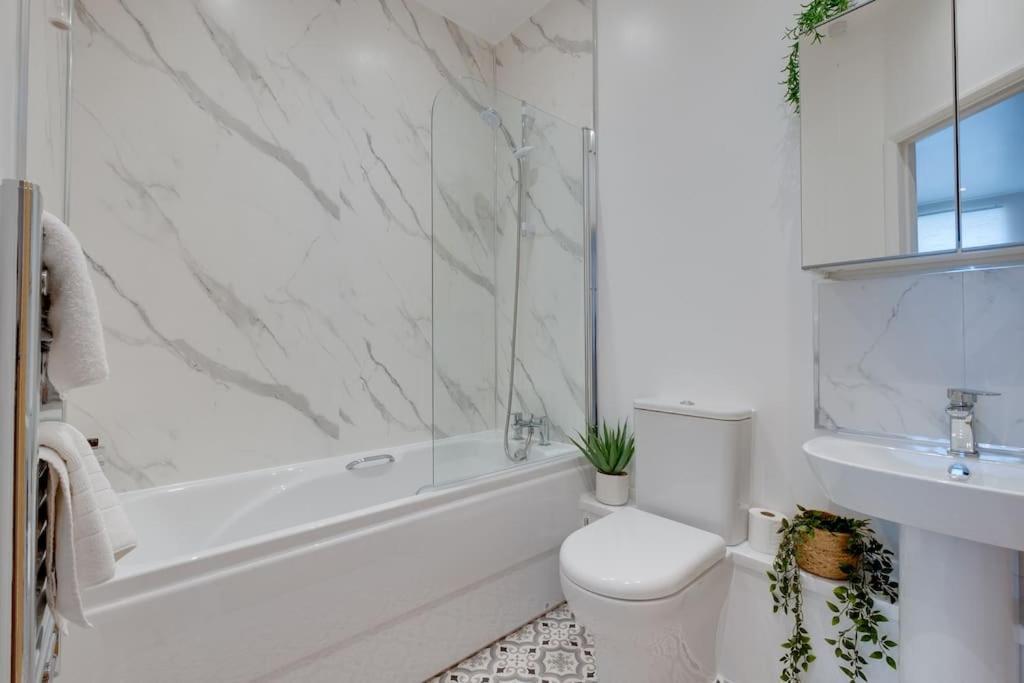 Stylish Modern Town Centre Flat Apartment Carterton