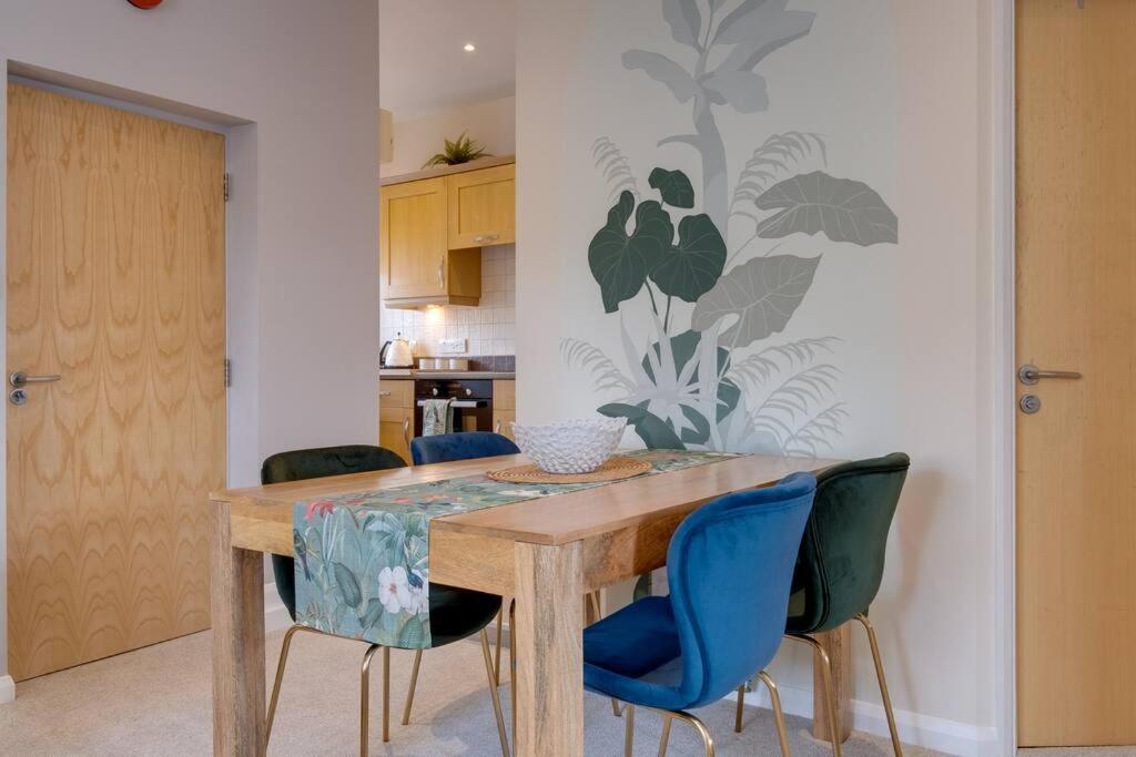 Stylish Modern Town Centre Flat Carterton