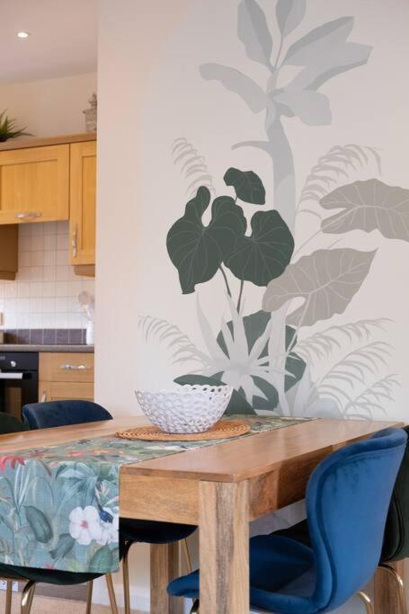 Stylish Modern Town Centre Flat Carterton