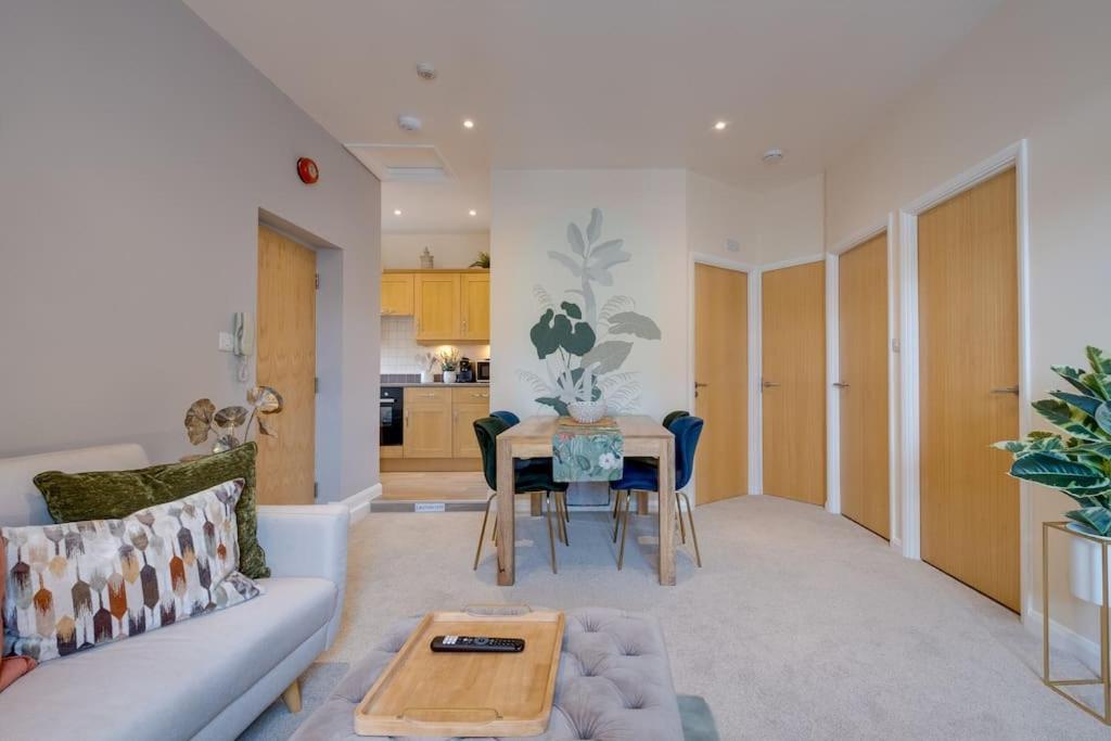 Stylish Modern Town Centre Flat Apartment Carterton